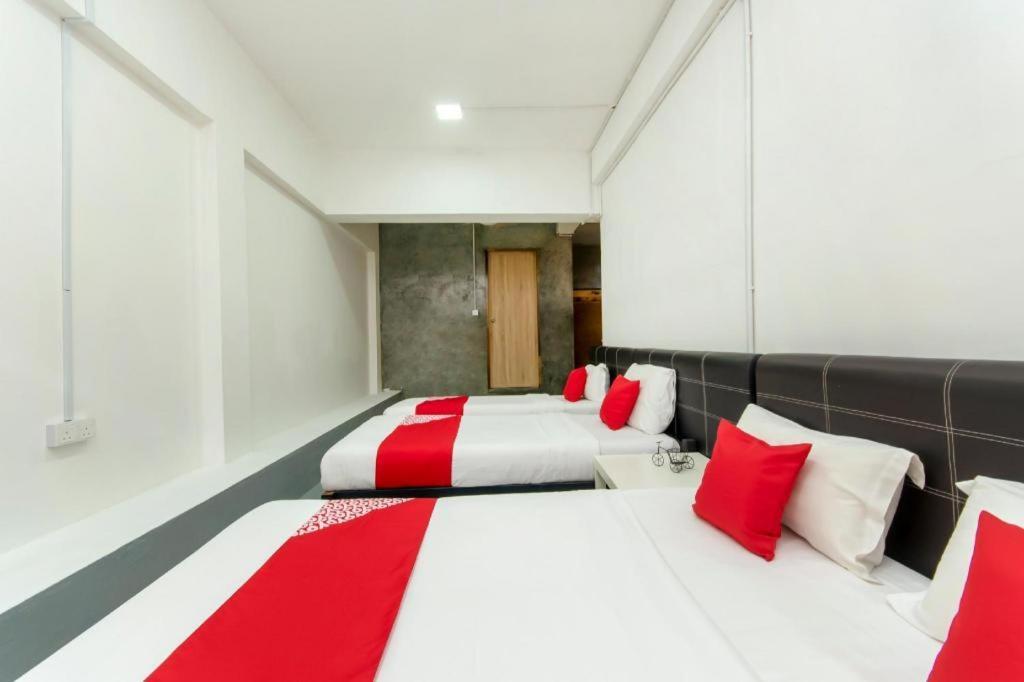 Oyo 43993 Madsuite Kota Kinabalu Kültér fotó